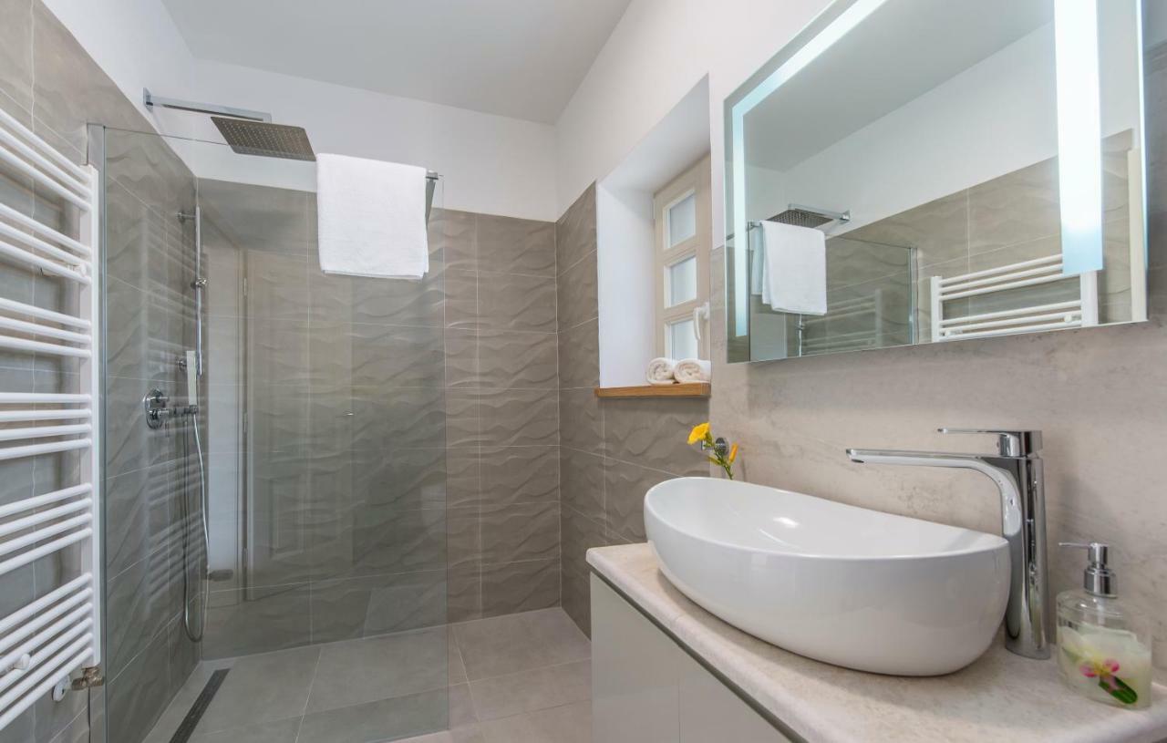 Design And Luxury Villa With Pool Kukci Esterno foto